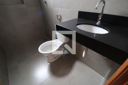 Banheiro Social de apartamento para alugar com 2 quartos, 63m² em Daniel Fonseca, Uberlândia