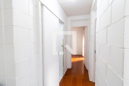 Corredor de apartamento à venda com 2 quartos, 55m² em Vila Nova, Porto Alegre