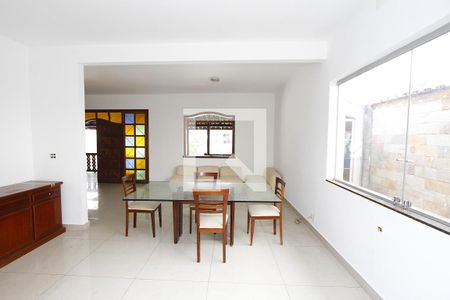 Sala de casa para alugar com 4 quartos, 250m² em Coração Eucarístico, Belo Horizonte