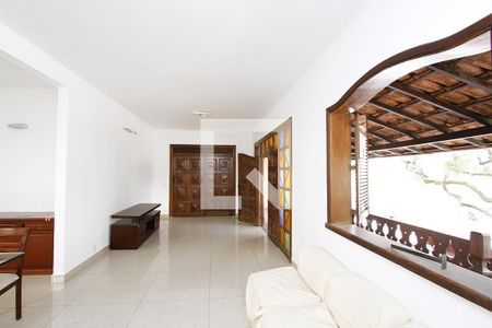 Sala de casa para alugar com 4 quartos, 250m² em Coração Eucarístico, Belo Horizonte