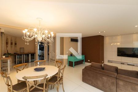 Sala  de casa de condomínio à venda com 5 quartos, 560m² em Horto Florestal, São Paulo
