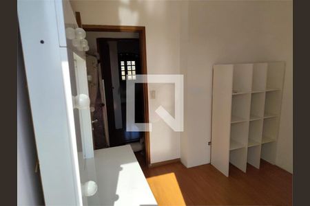 Casa à venda com 3 quartos, 340m² em Vila Serralheiro, São Paulo