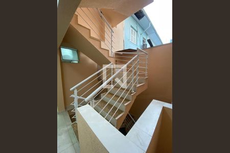Escada de acesso de kitnet/studio para alugar com 1 quarto, 25m² em Vila Água Funda, São Paulo