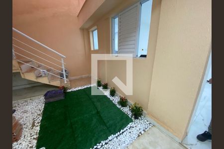 Escada de acesso de kitnet/studio para alugar com 1 quarto, 20m² em Vila Água Funda, São Paulo
