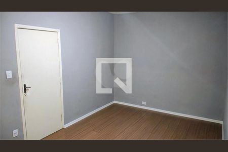 Casa à venda com 8 quartos, 250m² em Parque Peruche, São Paulo
