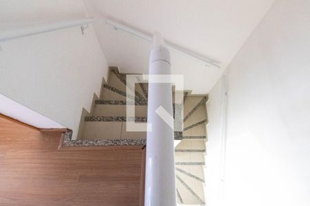 Escada de casa de condomínio para alugar com 2 quartos, 75m² em Senador Vasconcelos, Rio de Janeiro