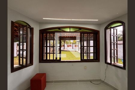 Sala de casa de condomínio para alugar com 6 quartos, 350m² em Vargem Pequena, Rio de Janeiro