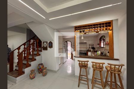Sala de casa de condomínio para alugar com 6 quartos, 350m² em Vargem Pequena, Rio de Janeiro