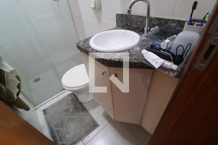 Banheiro Social de apartamento para alugar com 2 quartos, 45m² em Jardim Botânico, Uberlândia