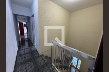 Escada de casa à venda com 3 quartos, 218m² em Jardim Roberto, Osasco