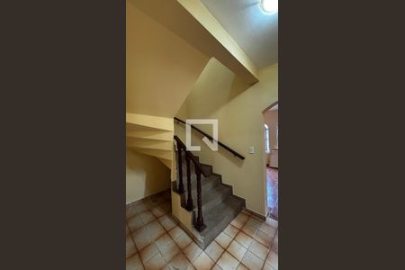 Escada de casa para alugar com 3 quartos, 243m² em Jardim Ocara, Santo André