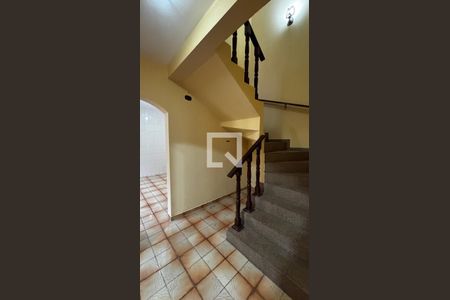Escada de casa para alugar com 3 quartos, 243m² em Jardim Ocara, Santo André