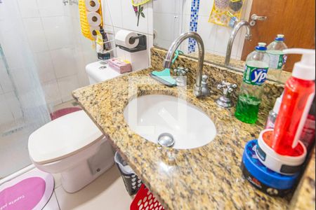 Banheiro de apartamento à venda com 2 quartos, 52m² em Vila Scarpelli, Santo André