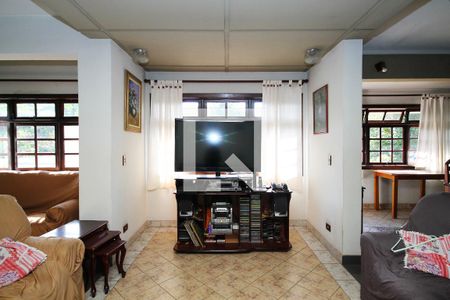 Sala de TV de casa de condomínio para alugar com 6 quartos, 270m² em Jardim Nomura, Cotia