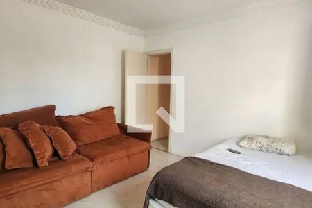 Cama simples com colchão branco e cobertor marrom, sofá de cor marrom e piso de porcelanato. de casa à venda com 7 quartos, 200m² em Vila Paiva, São Paulo