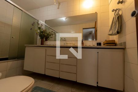 Banheiro da Suite de apartamento para alugar com 1 quarto, 56m² em Alphaville Industrial, Barueri