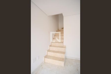 Escada de casa à venda com 3 quartos, 115m² em Vila Esperança, São Paulo