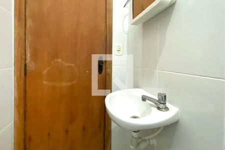 Banheiro de kitnet/studio para alugar com 1 quarto, 40m² em Caiçaras, Belo Horizonte