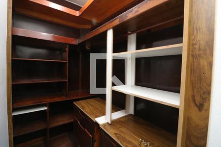 Closet da Suite de casa para alugar com 2 quartos, 140m² em Vila Cunha Bueno, São Paulo