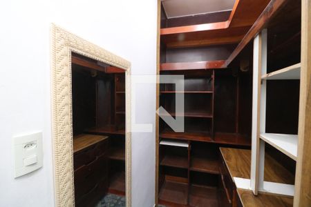 Closet da Suite de casa para alugar com 2 quartos, 140m² em Vila Cunha Bueno, São Paulo