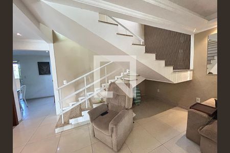 Escada de casa à venda com 4 quartos, 200m² em Vila Valqueire, Rio de Janeiro