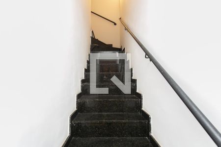 Escada  de casa de condomínio à venda com 2 quartos, 68m² em Parada Xv de Novembro, São Paulo
