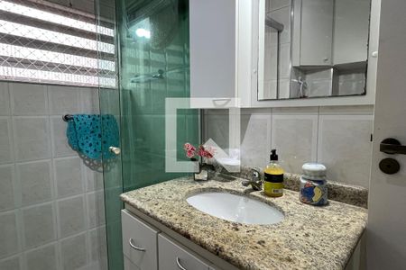 Banheiro de apartamento para alugar com 1 quarto, 50m² em Orquidario, Santos
