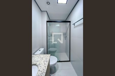 Banheiro de kitnet/studio para alugar com 1 quarto, 27m² em Vila Anglo Brasileira, São Paulo
