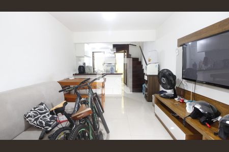 Sala de casa de condomínio para alugar com 2 quartos, 80m² em Ogiva, Cabo Frio