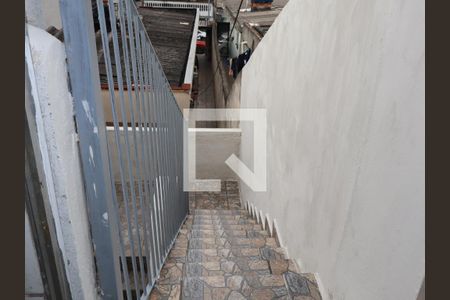 Escada de acesso ao banheiro de casa para alugar com 1 quarto, 50m² em Cidade São Mateus, São Paulo