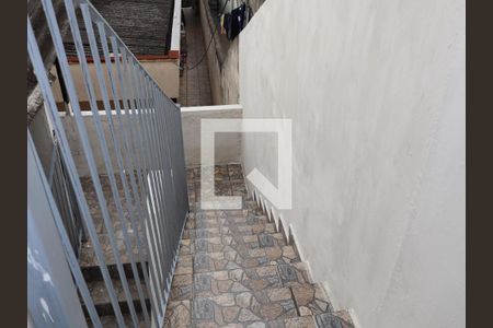 Escada de acesso ao banheiro de casa para alugar com 1 quarto, 50m² em Cidade São Mateus, São Paulo