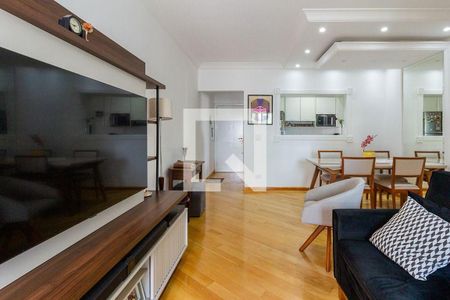 Sala de estar com TV e sofá, com uma mesa e cadeiras para refeições, e uma cozinha com geladeira e fogão. de apartamento à venda com 4 quartos, 81m² em Alto da Lapa, São Paulo
