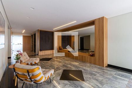 Sala de espera com dois assentos confortáveis e uma mesa pequena, com uma parede de madeira e uma grande janela. de apartamento à venda com 4 quartos, 81m² em Alto da Lapa, São Paulo