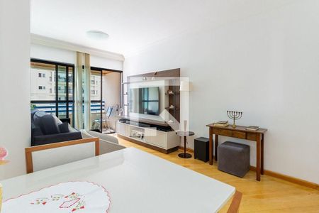 Sala de estar com TV e sofá, vista para a varanda e edifício ao fundo. de apartamento à venda com 4 quartos, 81m² em Alto da Lapa, São Paulo