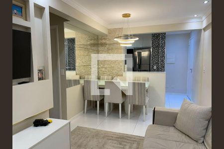 Sala de estar com mesa de jantar e sofá em tons de bege e branco, com iluminação moderna e decoração minimalista. de apartamento à venda com 4 quartos, 69m² em Maranhão, São Paulo