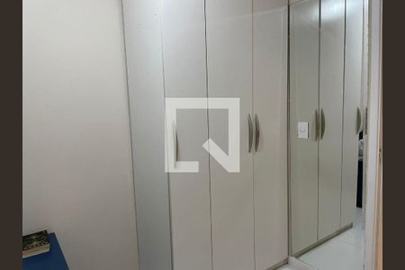 Cabinets de armário brancos com espelho e portas de vidro, com uma mesa azul e livros ao lado. de apartamento à venda com 4 quartos, 69m² em Maranhão, São Paulo