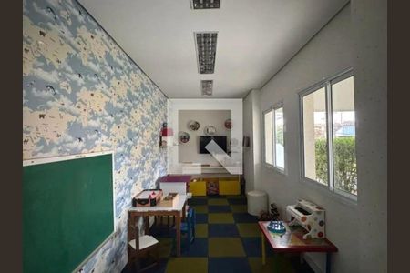 Sala de brinquedos com mesa e cadeiras, paredes com decoração infantil e chão de azulejos. de apartamento à venda com 4 quartos, 69m² em Maranhão, São Paulo