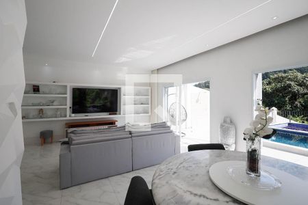Sala  de casa à venda com 7 quartos, 500m² em Horto Florestal, São Paulo