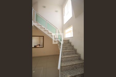 Escada de casa para alugar com 4 quartos, 240m² em Freguesia do Ó, São Paulo