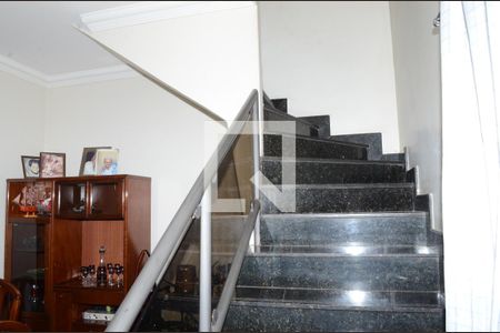 Escada de casa para alugar com 2 quartos, 170m² em Ipê, Belo Horizonte