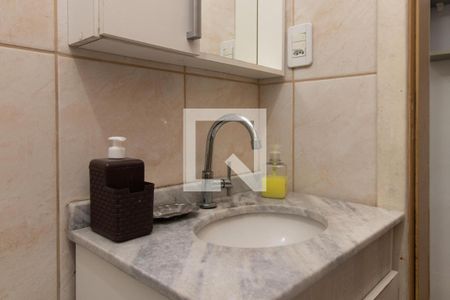Banheiro de apartamento à venda com 1 quarto, 39m² em Menino Deus, Porto Alegre