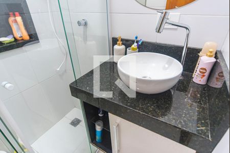 Banheiro  de apartamento à venda com 2 quartos, 50m² em Jardim Ocara, Santo André