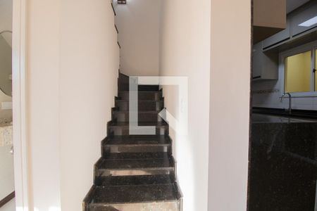 Escada de casa para alugar com 3 quartos, 92m² em Novo Mundo, Curitiba