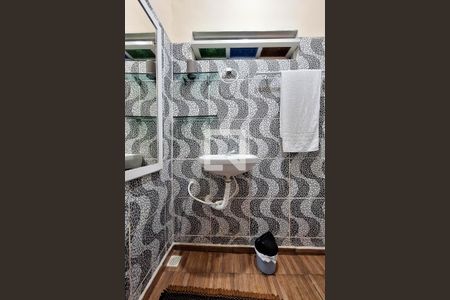 Banheiro de kitnet/studio para alugar com 1 quarto, 40m² em Piratininga, Niterói