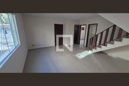 Sala de casa de condomínio para alugar com 4 quartos, 126m² em Nova Esperança, Rio das Ostras