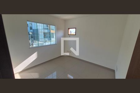 Sala de casa de condomínio para alugar com 4 quartos, 126m² em Nova Esperança, Rio das Ostras