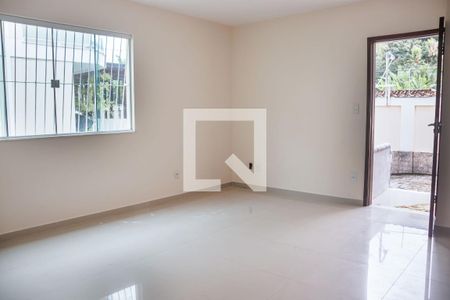 Sala de casa de condomínio para alugar com 4 quartos, 126m² em Nova Esperança, Rio das Ostras
