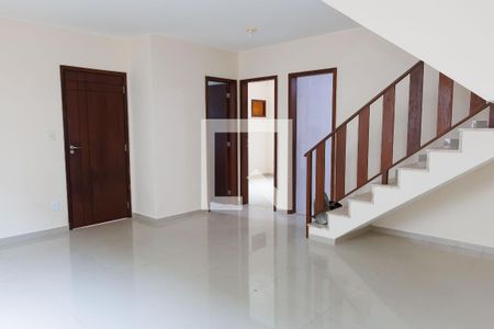 Casa de Condomínio para alugar com 4 quartos, 126m² em Nova Esperança, Rio das Ostras