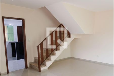Sala de casa de condomínio para alugar com 4 quartos, 126m² em Nova Esperança, Rio das Ostras
