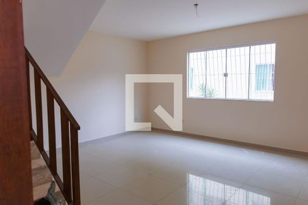 Sala de casa de condomínio para alugar com 4 quartos, 126m² em Nova Esperança, Rio das Ostras